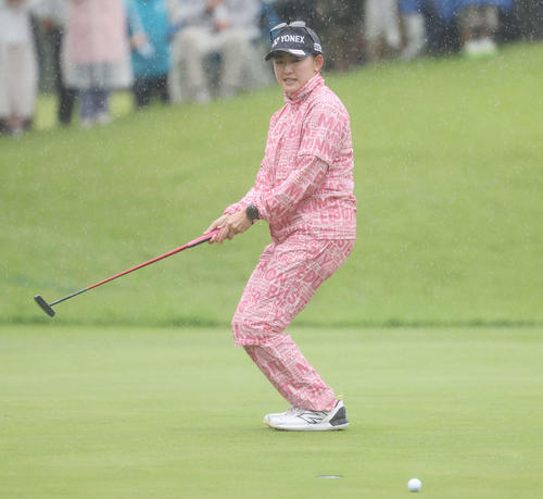 15番、バーディーパットが外れた岩井千（撮影・宮地輝）