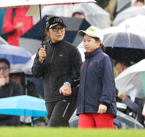 10番、エスコートキッズと話しながらスタート位置に就く藤田さ（撮影・宮地輝）