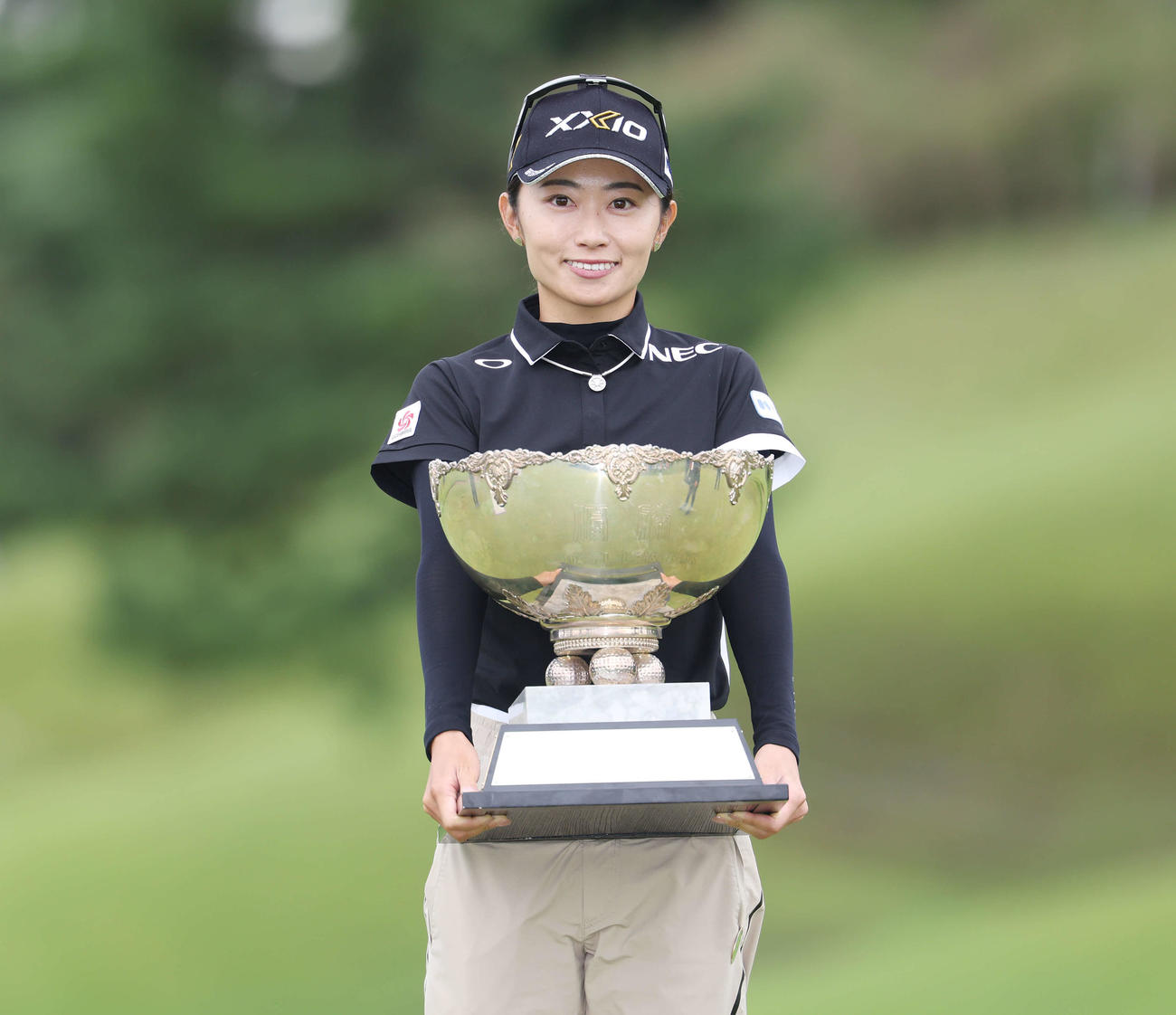 初優勝を決めトロフィーを手に笑顔の安田祐（撮影・宮地輝）