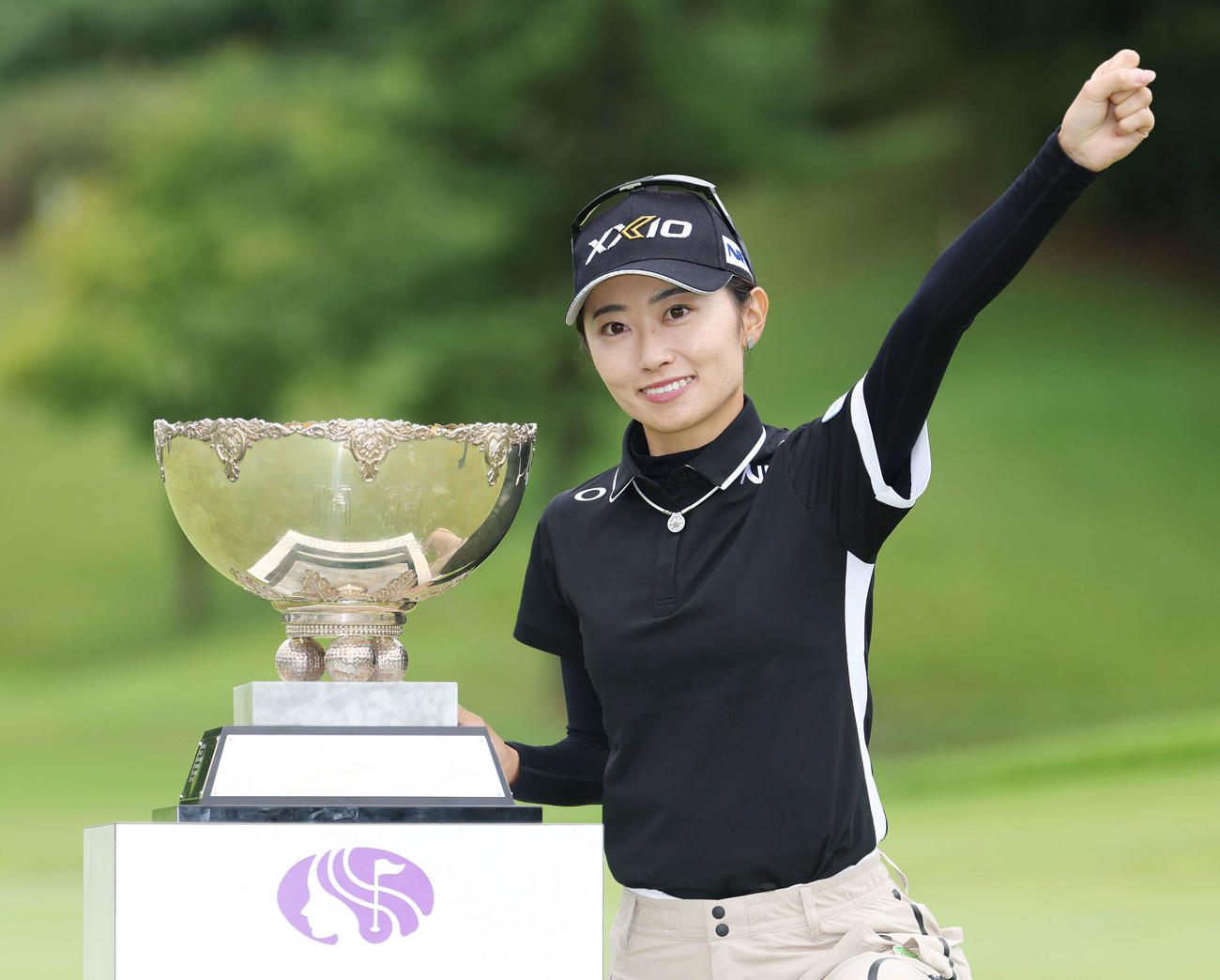 初優勝を決めトロフィーとガッツポーズする安田祐（撮影・宮地輝）