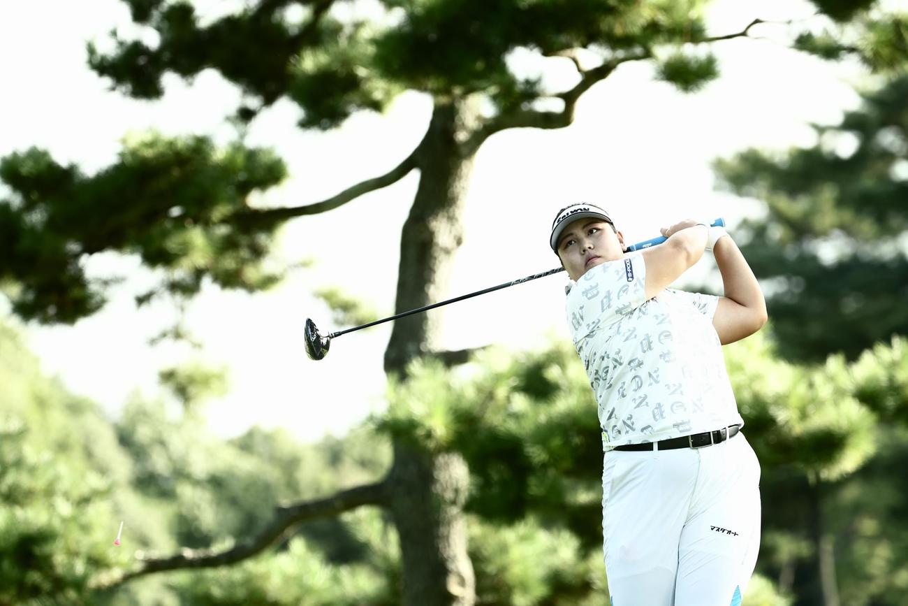 11番、ティーショットを放つささき（撮影・河田真司）