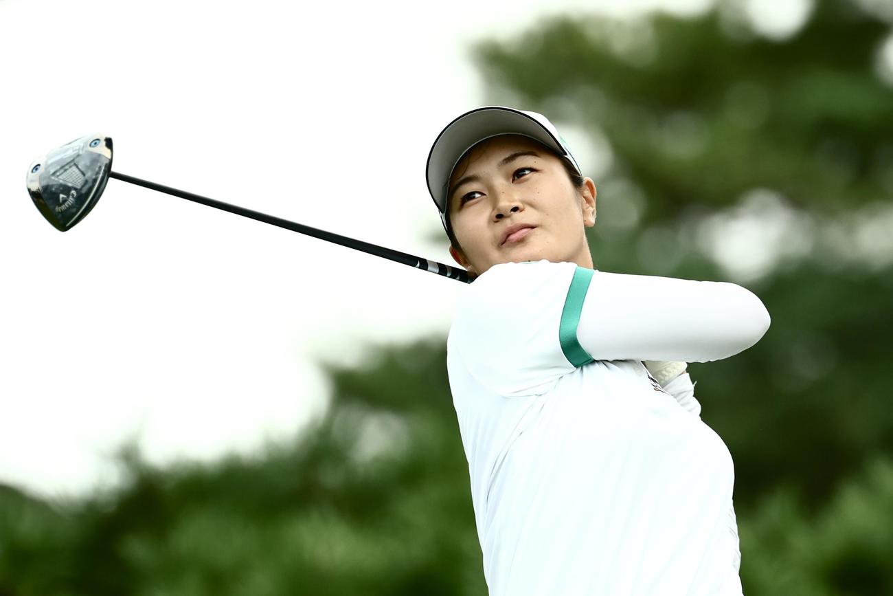 11番、ティーショットを放つ神谷（撮影・河田真司）