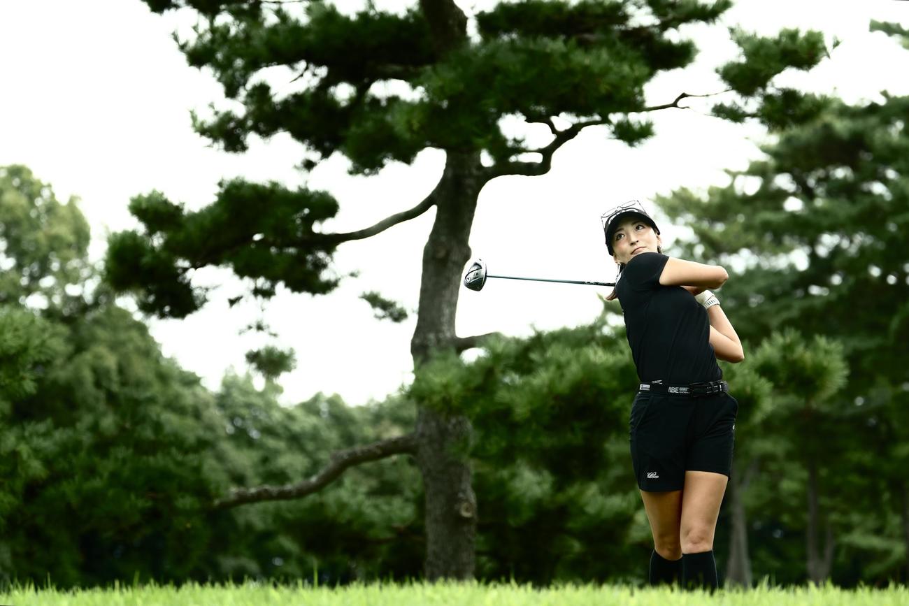 11番、ティーショットを放つ脇元（撮影・河田真司）