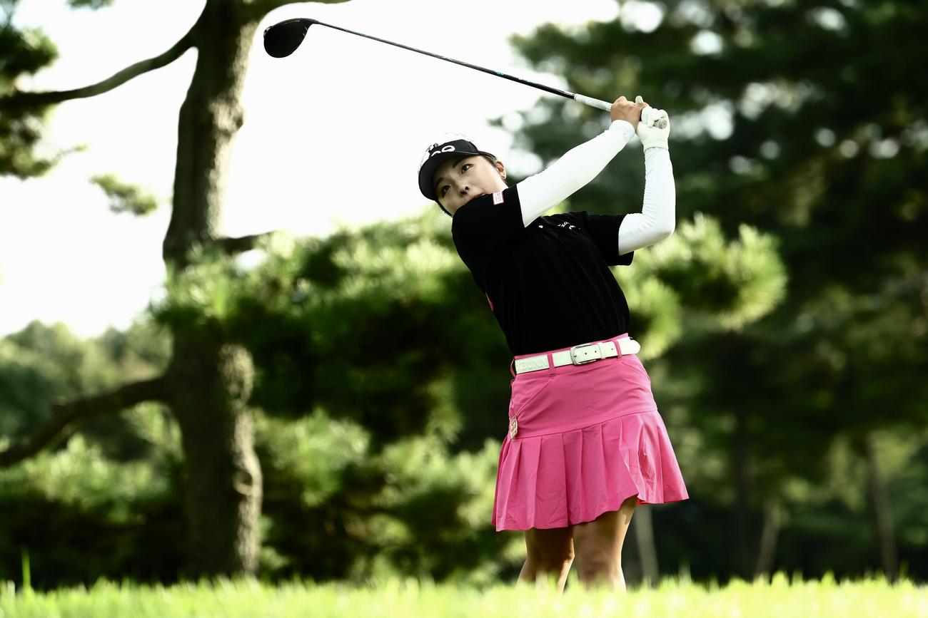 11番、ティーショットを放つ佐久間（撮影・河田真司）