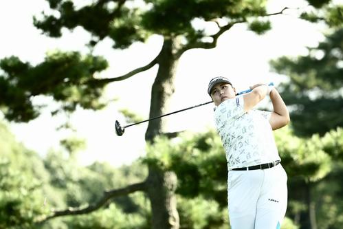 11番、ティーショットを放つささき（撮影・河田真司）