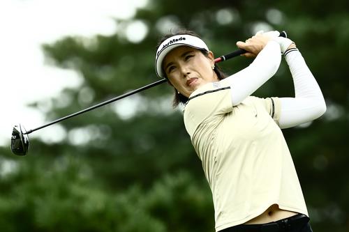 11番、ティーショットを放つ全美貞（撮影・河田真司）