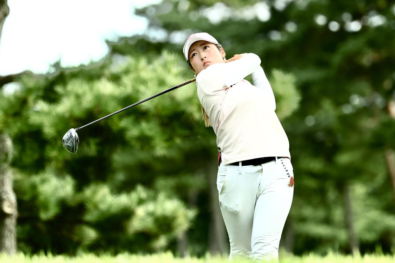11番、ティーショットを放つ千田（撮影・河田真司）