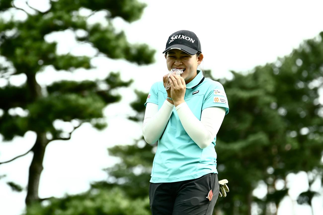 11番、おにぎりを食べながら移動する神谷（撮影・河田真司）