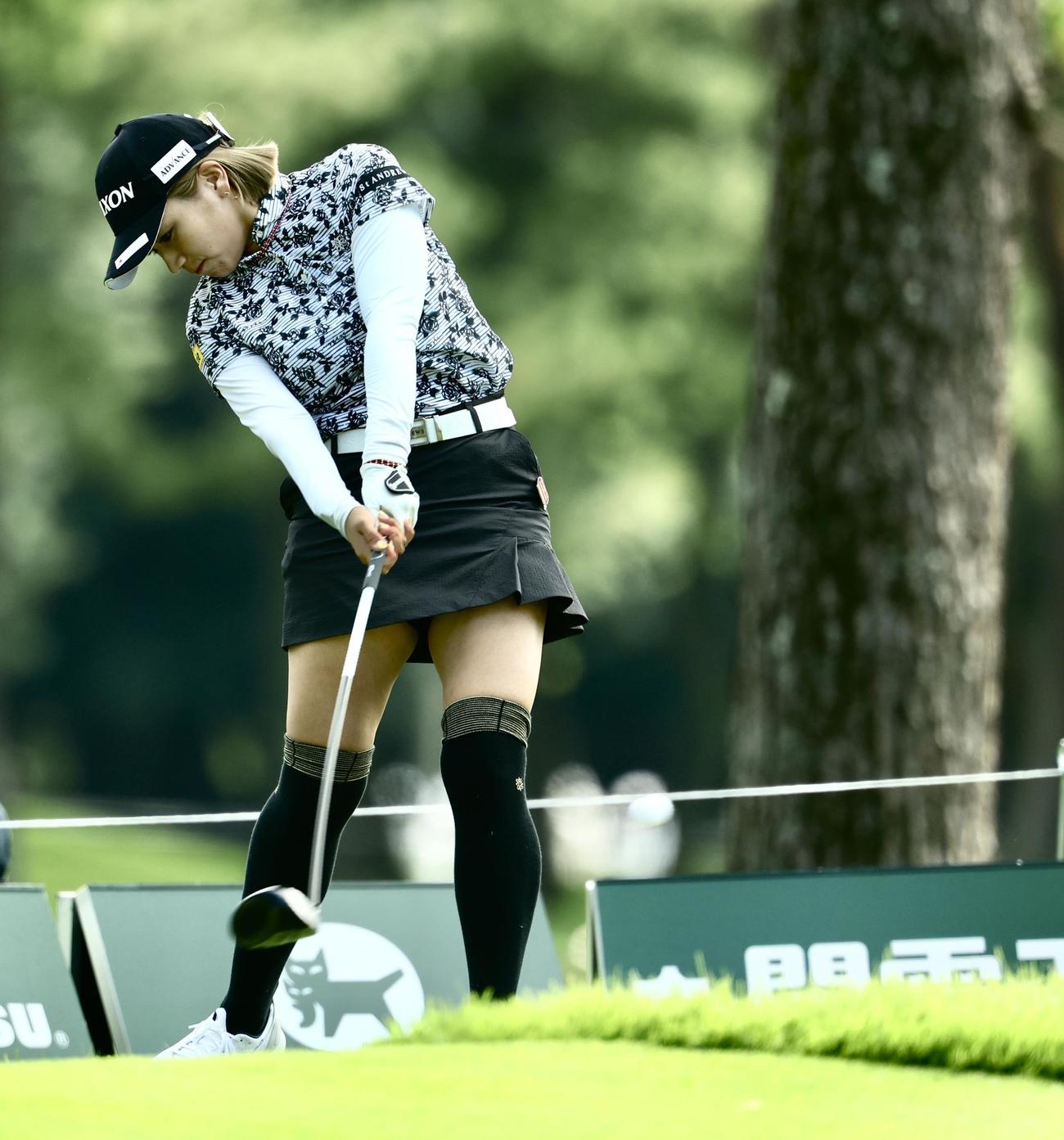 11番、ティーショットを放つ安田彩（撮影・河田真司）