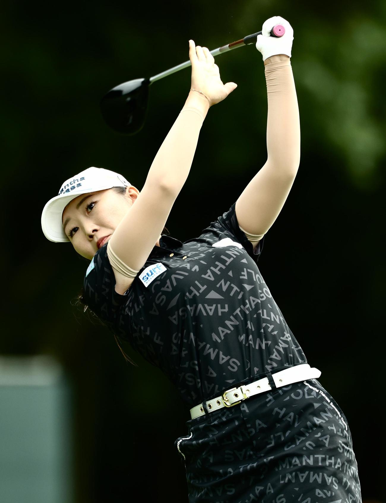 5番、ティーショットを放つ石井（撮影・河田真司）