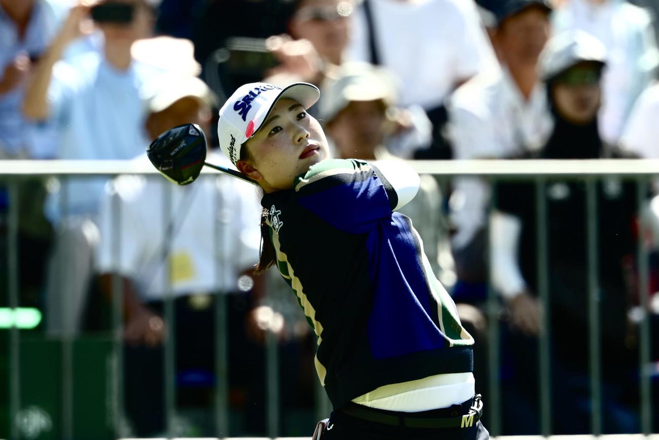 1番、ティーショットを放つ竹田（撮影・河田真司）