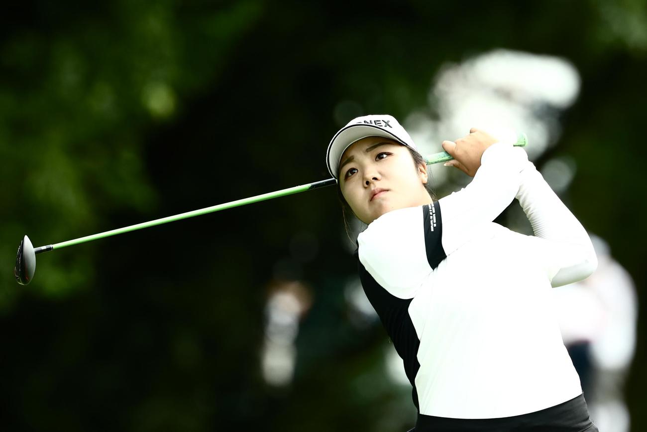 5番、ティーショットを放つ大久保（撮影・河田真司）