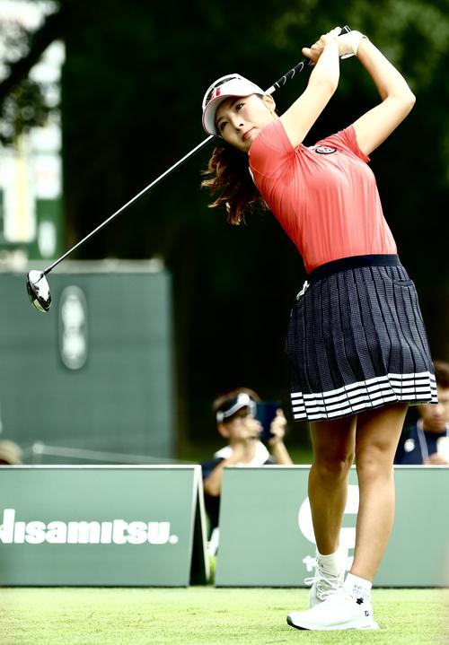5番、ティーショットを放つ鶴岡（撮影・河田真司）