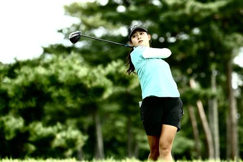 11番、ティーショットを放つ神谷（撮影・河田真司）