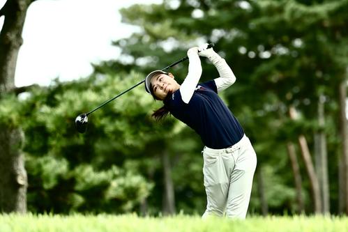 11番、ティーショットを放つ市村（撮影・河田真司）
