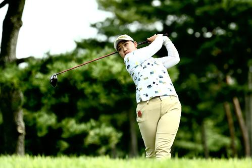 11番、ティーショットを放つ池ヶ谷（撮影・河田真司）