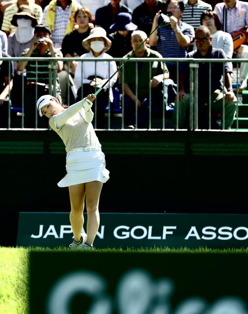 1番、ティーショットを放つ山内（撮影・河田真司）