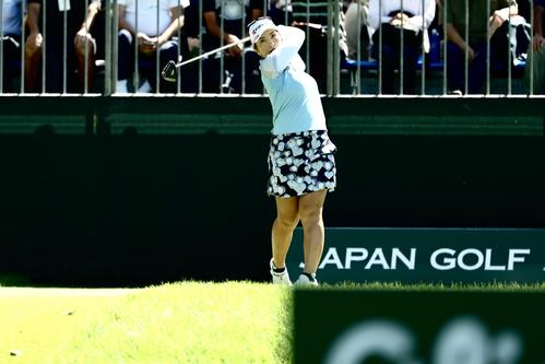 1番、ティーショットを放つ笠（撮影・河田真司）