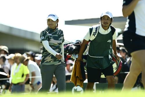 1番、ティーショットを放ち移動する横峯（撮影・河田真司）