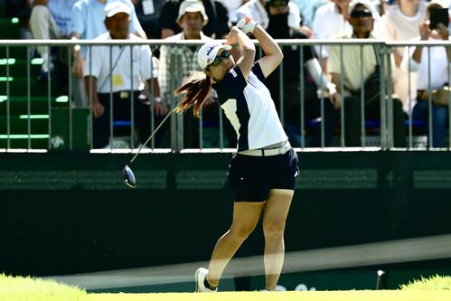 1番、ティーショットを放つ宮里（撮影・河田真司）
