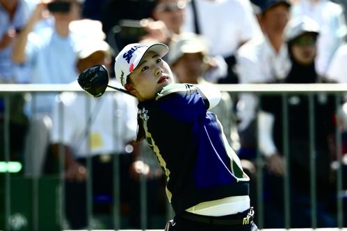 1番、ティーショットを放つ竹田（撮影・河田真司）
