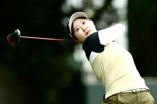 5番、ティーショットを放つ倉林（撮影・河田真司）