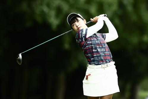 5番、ティーショットを放つ高田（撮影・河田真司）