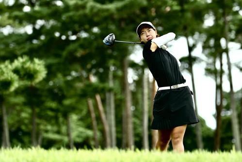 11番、ティーショットを放つ関口（撮影・河田真司）