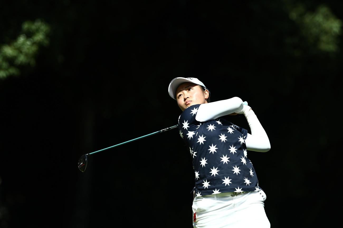 5番、ティーショットを放つ鳥居（撮影・河田真司）
