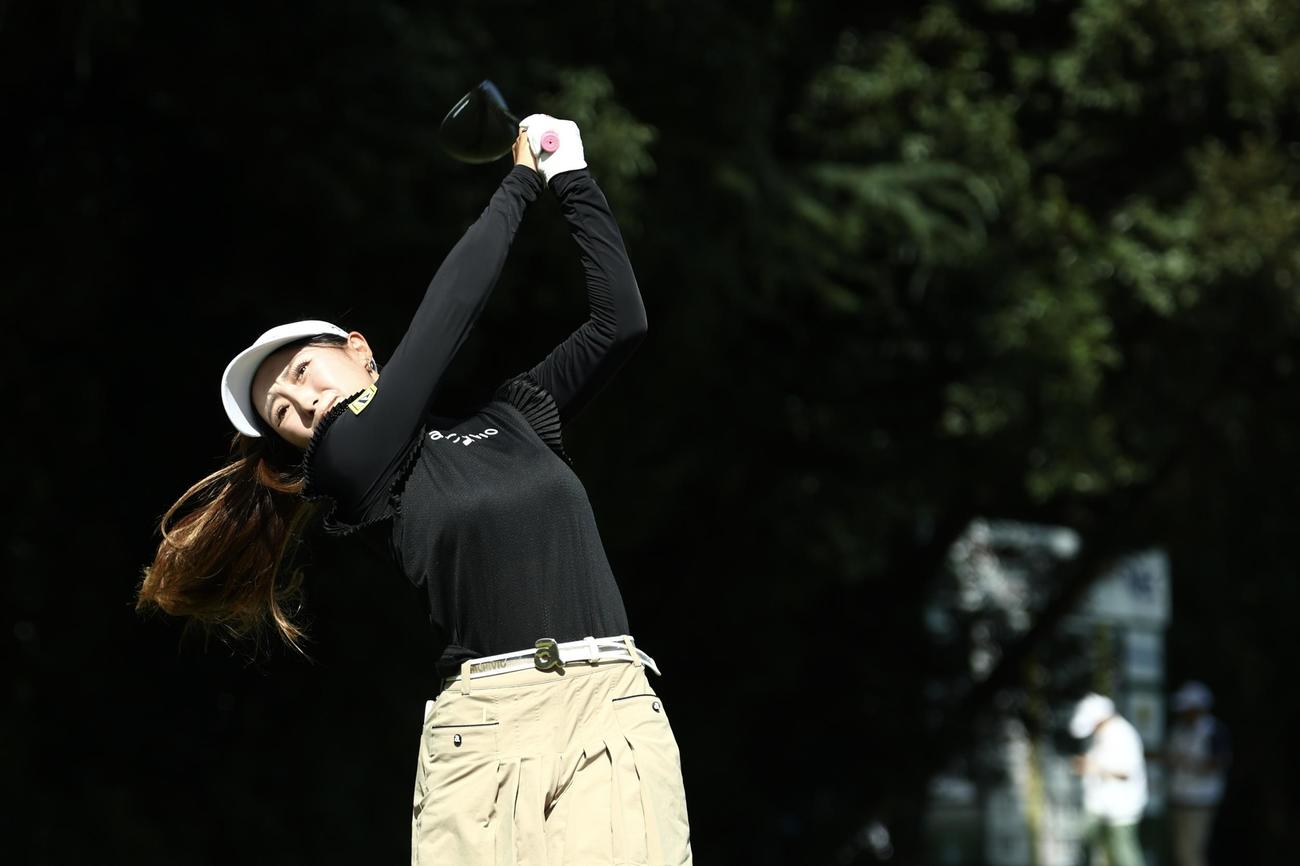 5番、ティーショットを放つ臼井（撮影・河田真司）