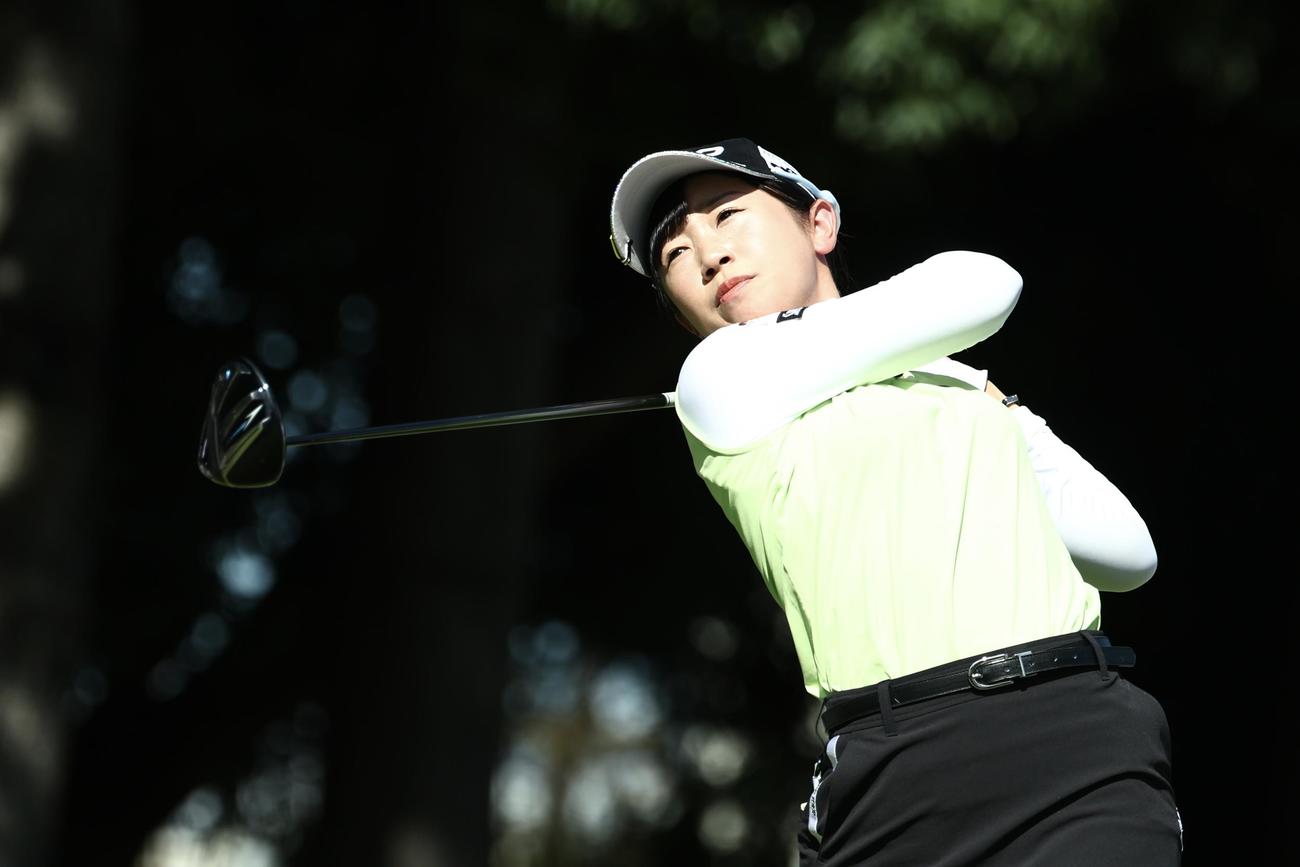 5番、ティーショットを放つ菅沼（撮影・河田真司）