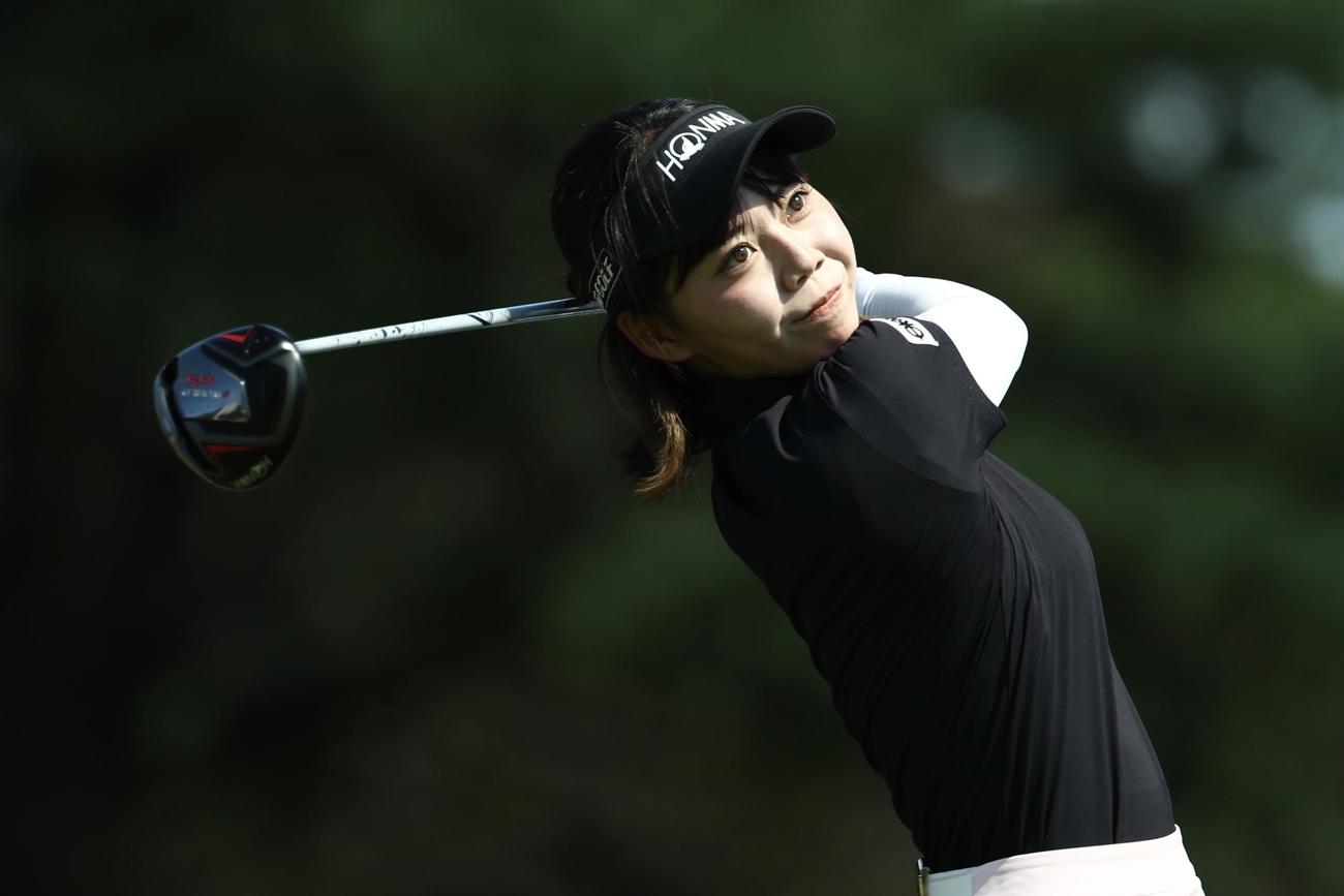 11番、ティーショットを放つ久世（撮影・河田真司）