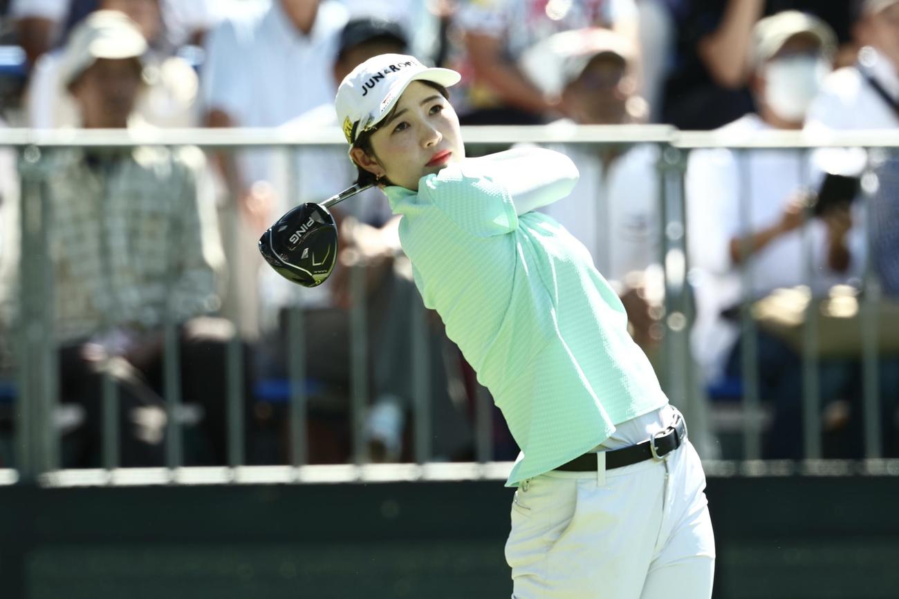 1番、ティーショットを放つ蛭田（撮影・河田真司）