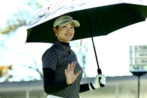 1番、ティーショットを放ち、ギャラリーの声援に応えながら移動する原（撮影・河田真司）