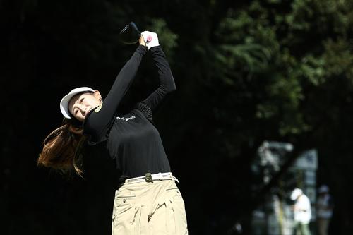 5番、ティーショットを放つ臼井（撮影・河田真司）