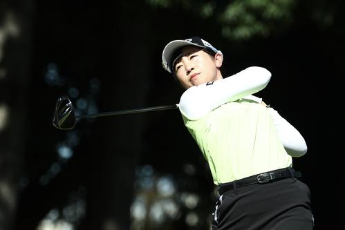 5番、ティーショットを放つ菅沼（撮影・河田真司）