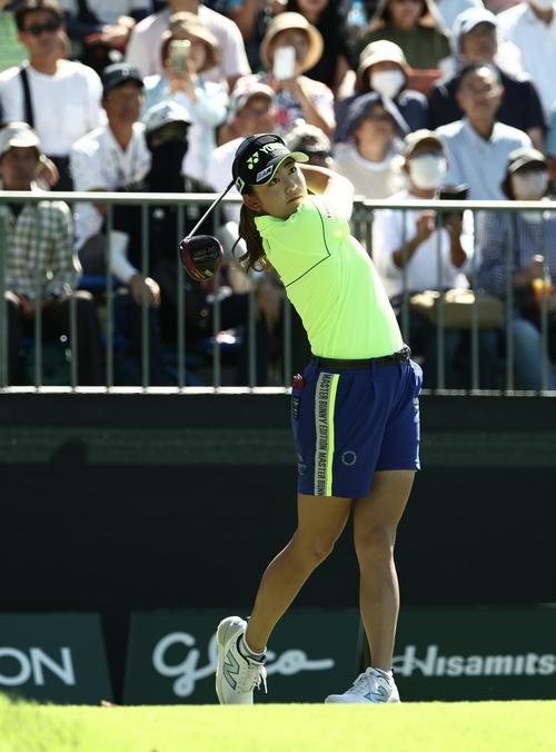 1番、ティーショットを放つ岩井千（撮影・河田真司）