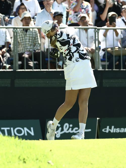 1番、ティーショットを放つ桑木（撮影・河田真司）