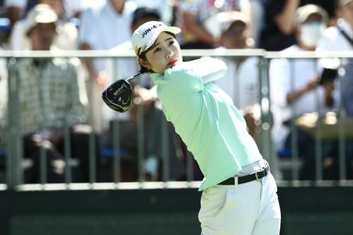 1番、ティーショットを放つ蛭田（撮影・河田真司）