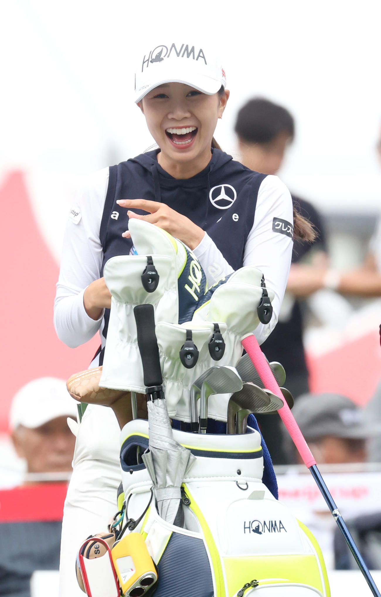 笑顔を見せる金沢志奈（2024年8月2日撮影）