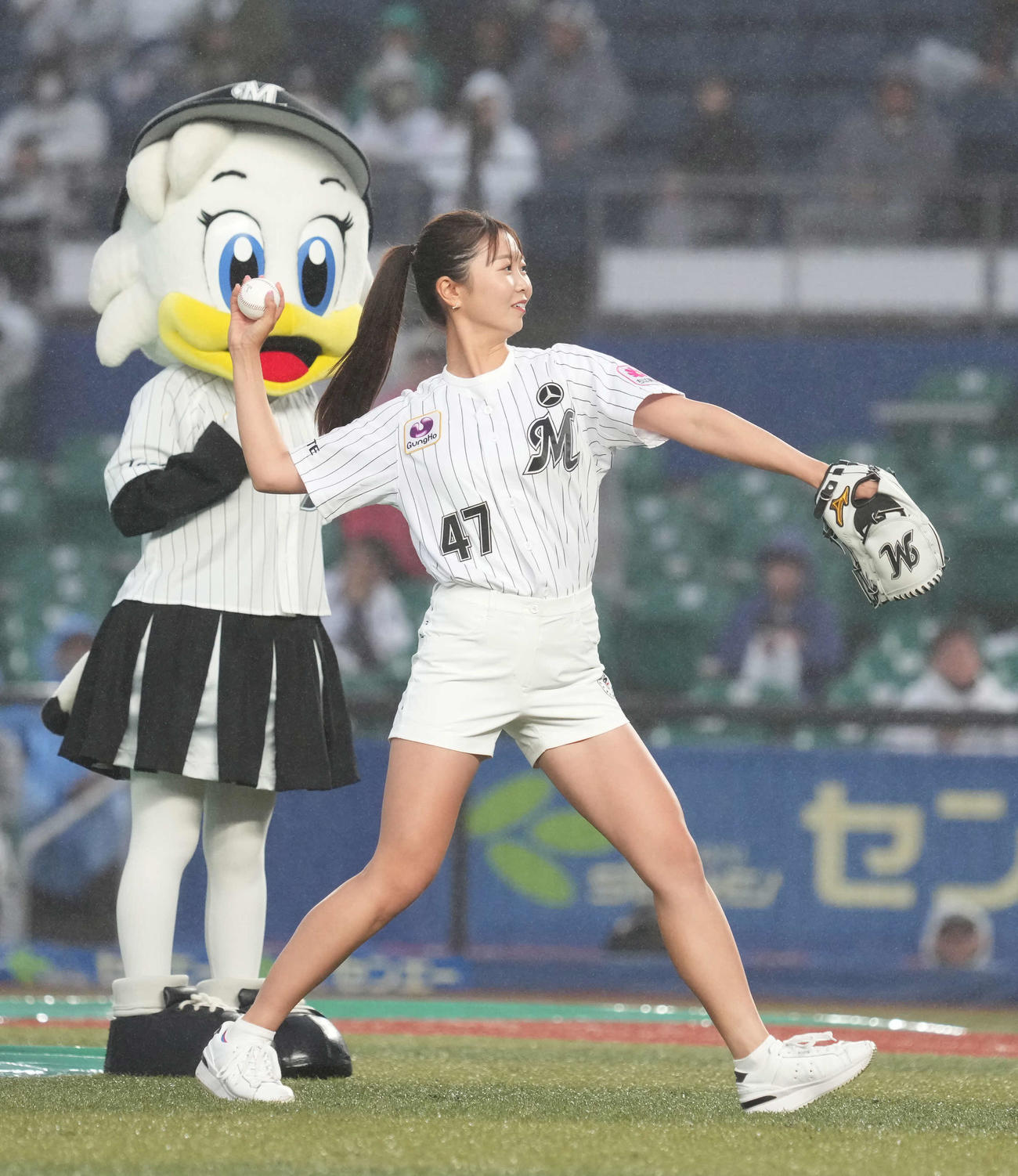 ファーストピッチセレモニーに臨む金沢志奈（2024年4月24日撮影）