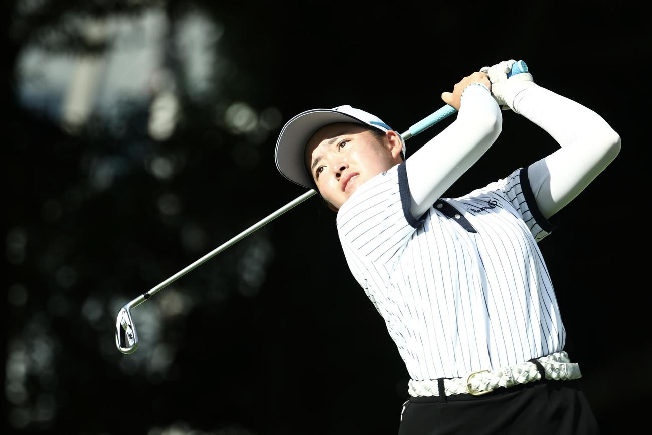 4番、ティーショットを放つ岩永（撮影・河田真司）
