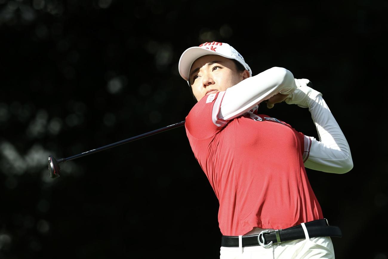 4番、ティーショットを放つサイ・ペイイン（撮影・河田真司）