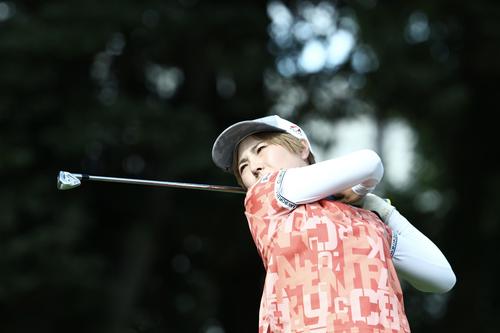 4番、ティーショットを放つ小野（撮影・河田真司）