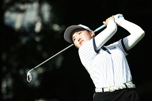 4番、ティーショットを放つ岩永（撮影・河田真司）