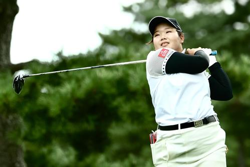 5番、ティーショットを放つ寺岡（撮影・河田真司）