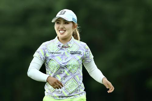 18番、バーディーパットを決め笑顔を見せる古江（撮影・河田真司）