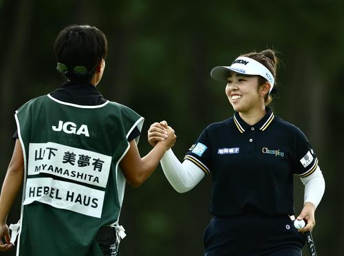 18番、バーディーパットを決める山下（撮影・河田真司）
