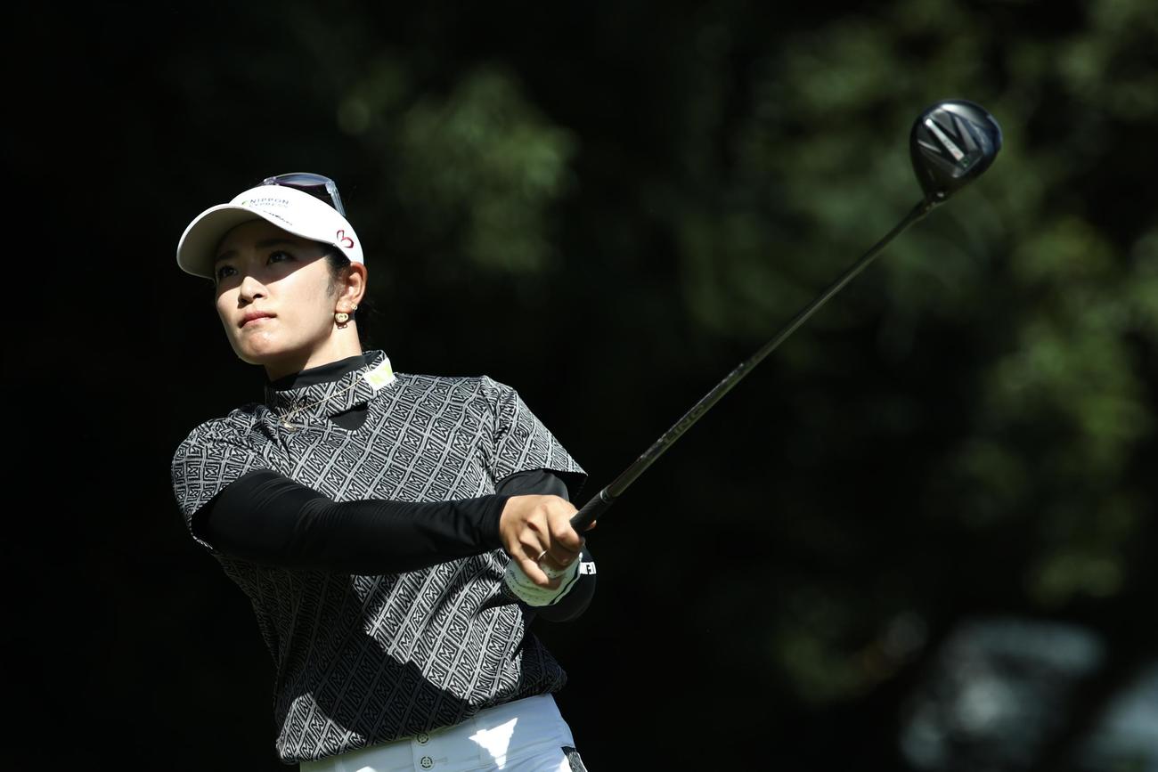 5番、ティーショットを放つ原（撮影・河田真司）