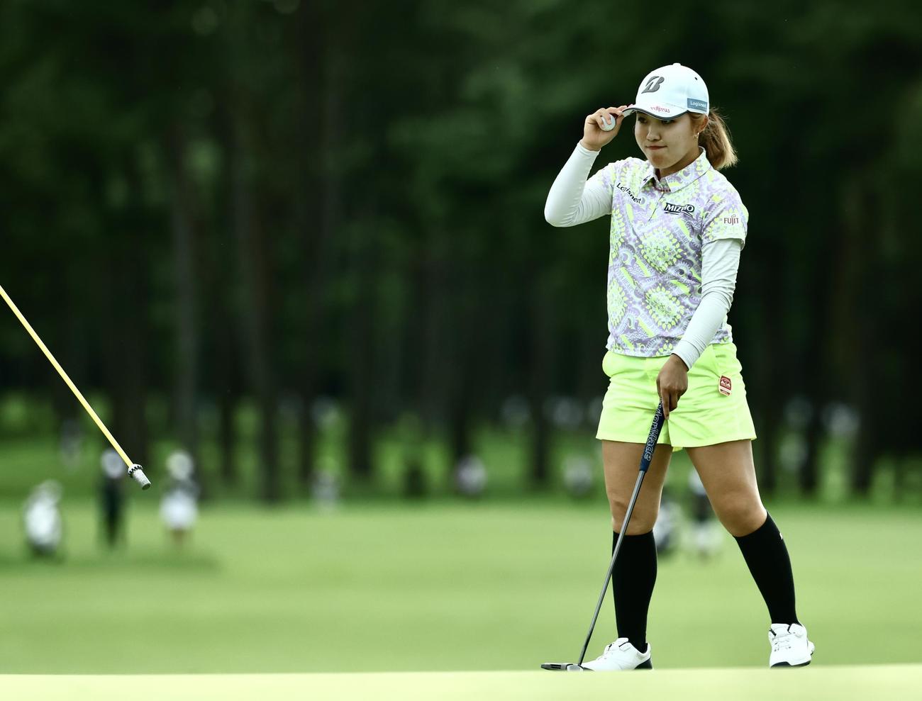 18番、バーディーパットを決める古江（撮影・河田真司）